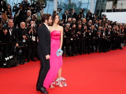 Delikatny szok... Młodziutka partnerka Jake'a Gyllenhaala w sukni "pożerającej biust". FOTO