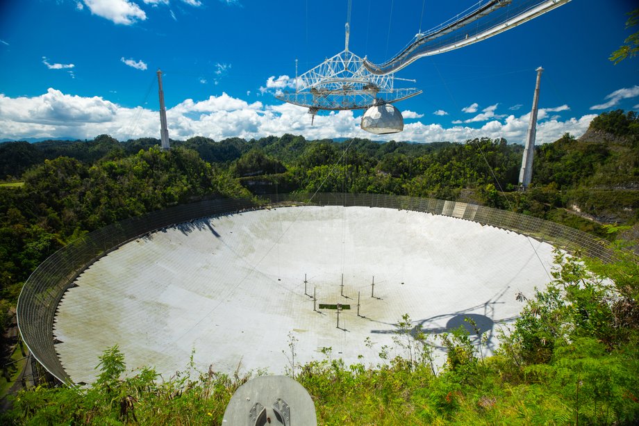 Zdjęcie znajdującego się w Puerto Rico obserwatorium astronomicznego Arecibo, gdzie umieszczony został jeden z największych na świecie teleskopów. Fotografia została zrobiona przed zawaleniem się odbiornika umieszczonego 150 metrów nad talerzem radioteleskopu