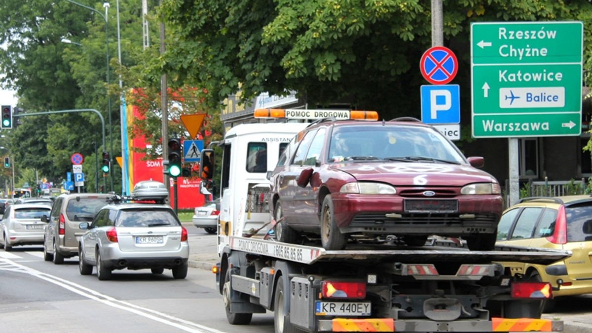 Strażnicy miejscy usunęli dziś auto zaparkowane przy ulicy Czarnowiejskiej. Pojazd od dłuższego czasu wyglądał na porzucony. Ktoś rozbił okno, a w środku samochodu leżał pokaźny wór ze śmieciami.