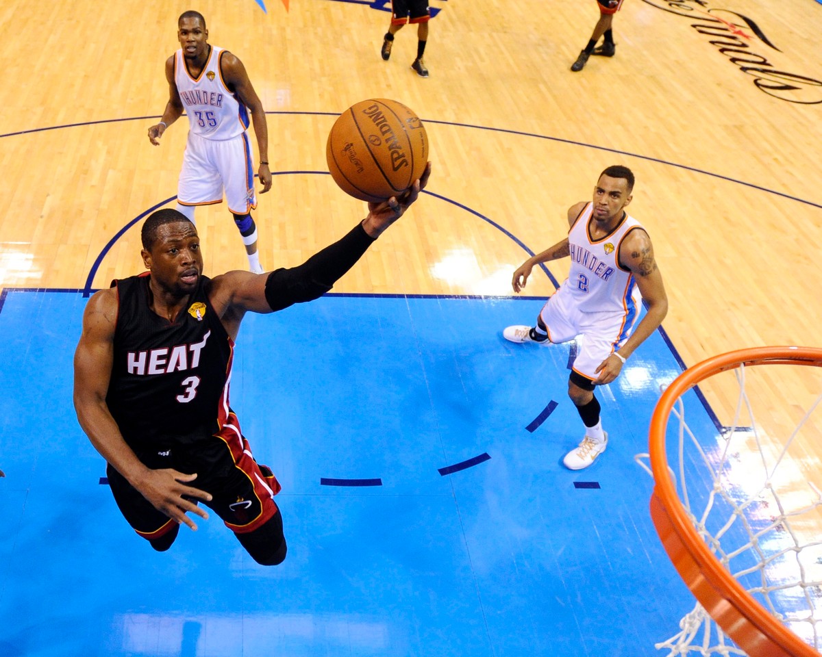Zawodnik Miami Heat "dostarcza" piłkę do kosza