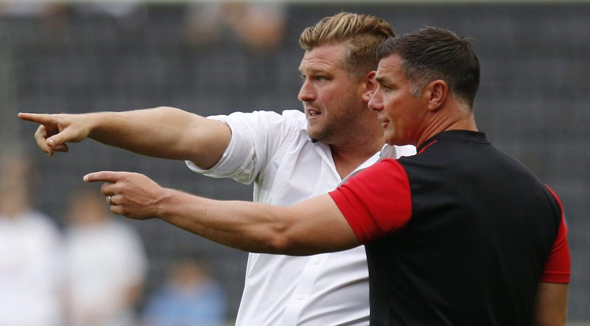 Trener MK Dons Karl Robinson stwierdził, że jego piłkarze muszą oszukiwać