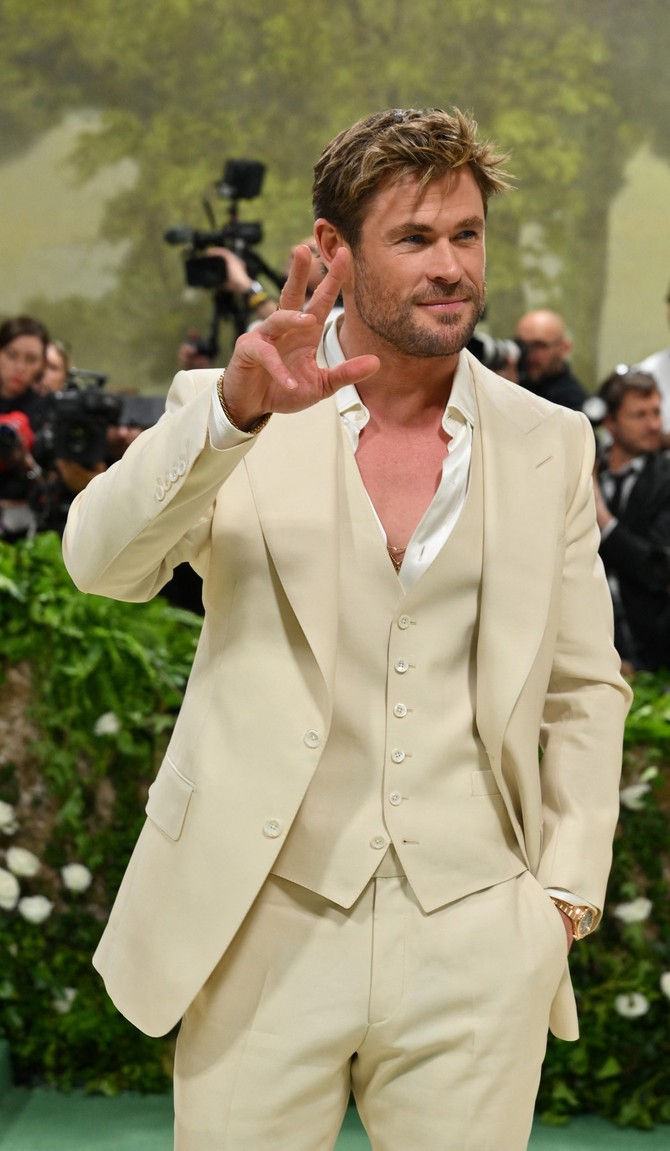 Na spektaklu Met Gala 2024. Kris Hemsvort i Elza Pataki oduševili lepotom