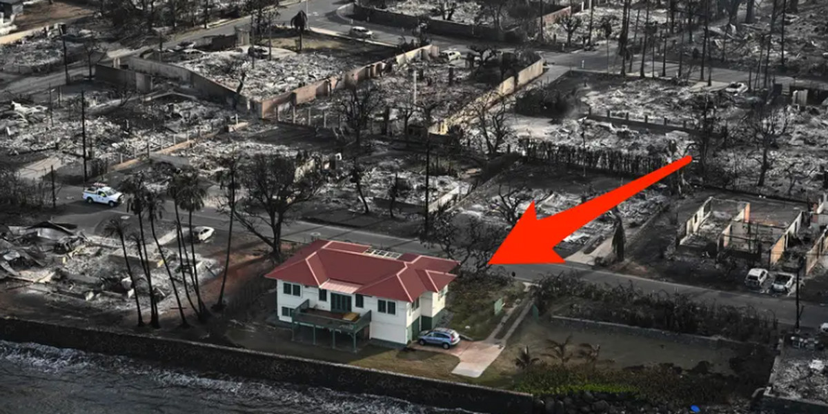 Ten dom przetrwał pożary na Maui, choć jest w 100 proc. drewniany.