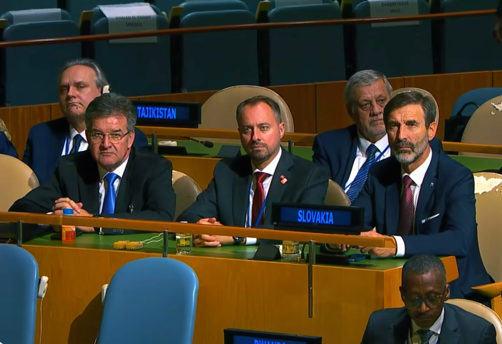 Pellegriniho prejav si za stolom slovenskej delegácie vypočul aj Lajčák.