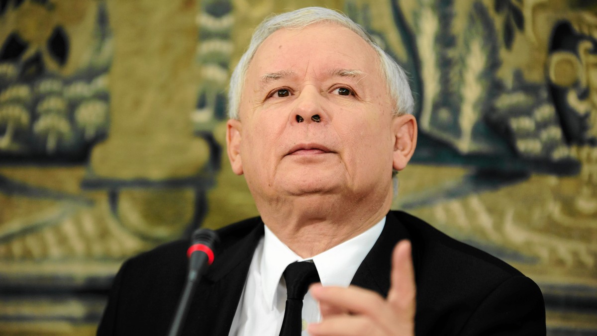 Będę dziś rozmawiał z premierem Cameronem – zapowiedział Jarosław Kaczyński. Prezes PiS podkreślił, że jego partia radykalnie nie zgadza się z propozycjami szefa brytyjskiego rządu odnośnie imigrantów i zaznaczył, że oczekuje zdecydowanej reakcji Donalda Tuska w tej sprawie. Zarzucił także Platformie Obywatelskiej działanie na szkodę Polski.