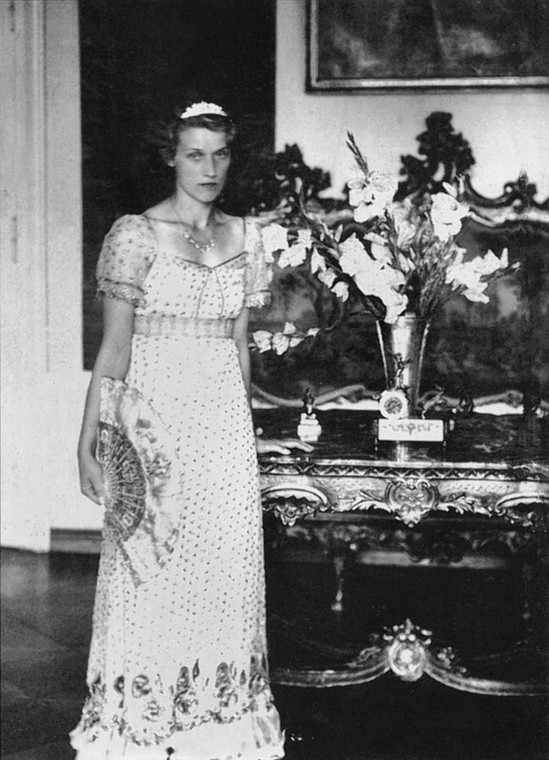  Klementyna Mańkowska w pałacu w Winnogórze w sukni córki generała J. H. Dąbrowskiego Karoliny, uszytej na koronację Napoleona I 