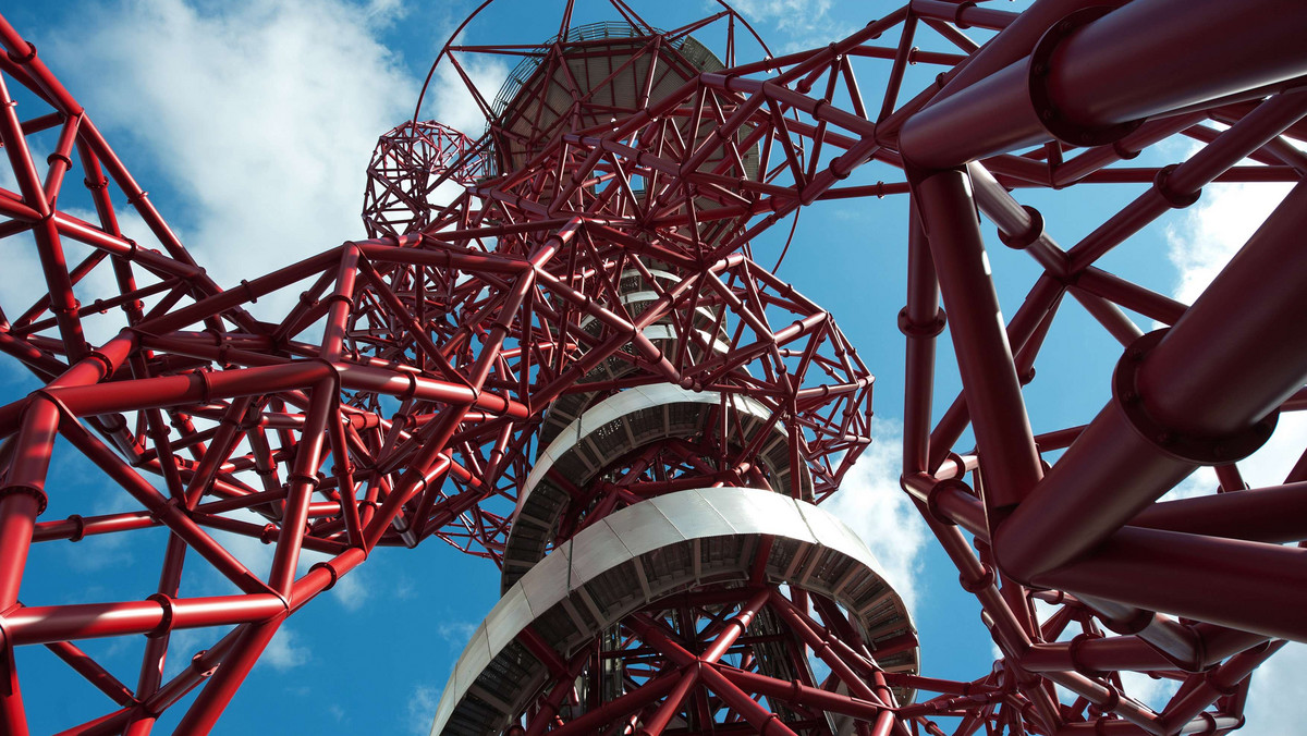 115-metrowa futurystyczna wieża Orbit, przypominająca z wyglądu łańcuch DNA lub zwoje splątanych stalowych rur, dająca wspaniały widok na panoramę miasta, została zaprezentowana w całej krasie po zakończeniu budowy.