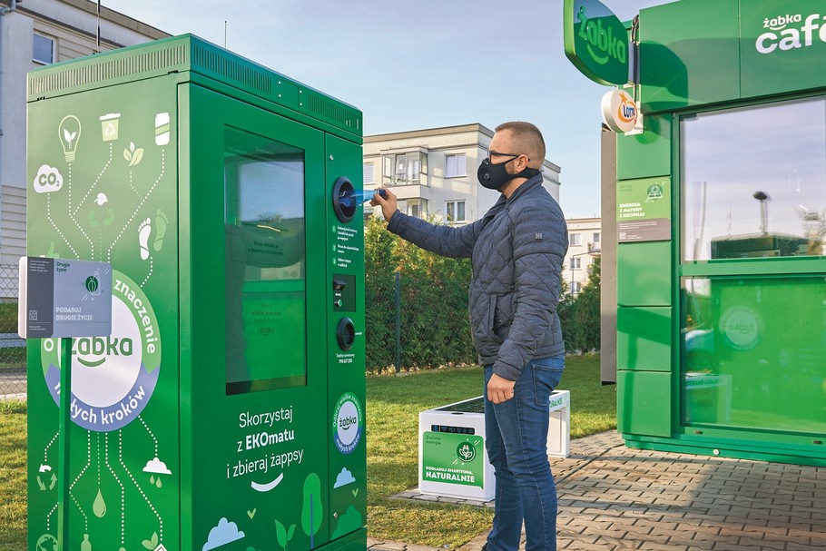 Żabka we współpracy z Żywiec Zdrój testuje w Warszawie i Poznaniu EKOmaty, czyli automaty do zbiórki plastikowych opakowań po napojach i aluminiowych puszek 