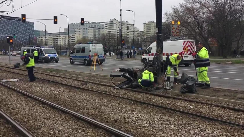 Tragiczny wypadek w Warszawie. Auto rozpadło się na kawałki. Nie żyje trzech młodych mężczyzn