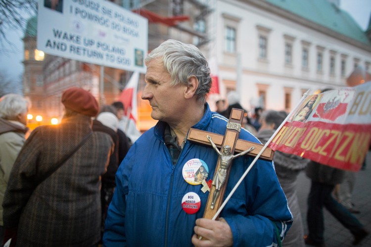 Protest przeciwko filmowi z nagim mężczyzną i figurą Chrystusa