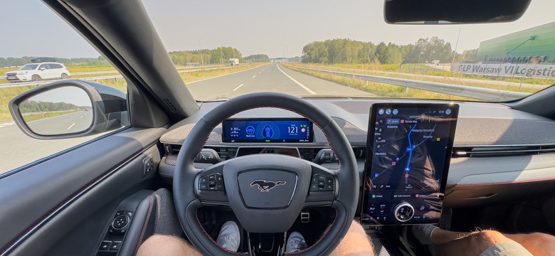 Ford wprowadza rewolucję. Nowa funkcja zwalnia kierowcę z obowiązku