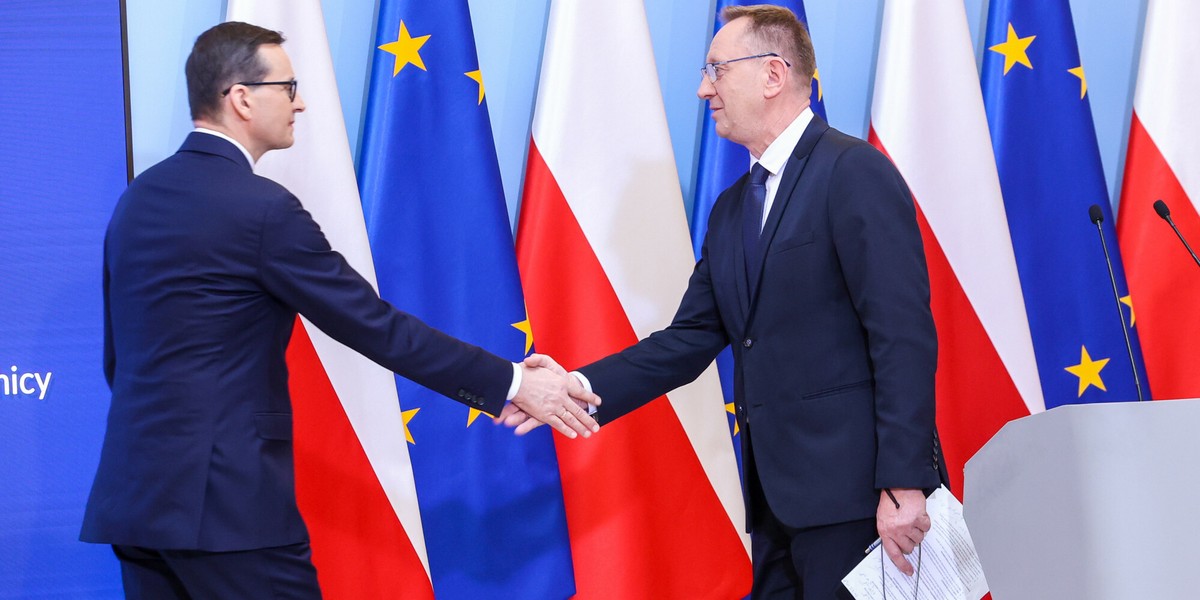 Premier Mateusz Morawiecki i minister rolnictwa Robert Telus