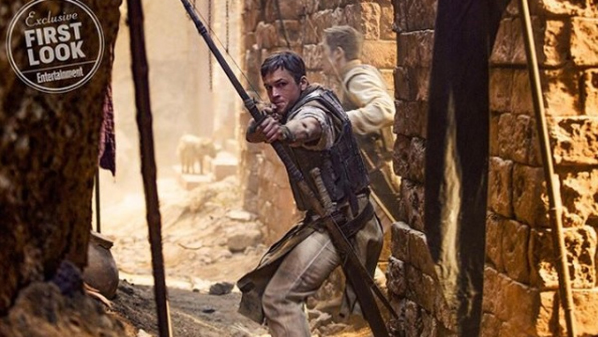 Serwis "Entertainment Weekly" opublikował pierwsze zdjęcia z nowego filmu o Robin Hoodzie. W roli głównej występuje Taron Egerton.