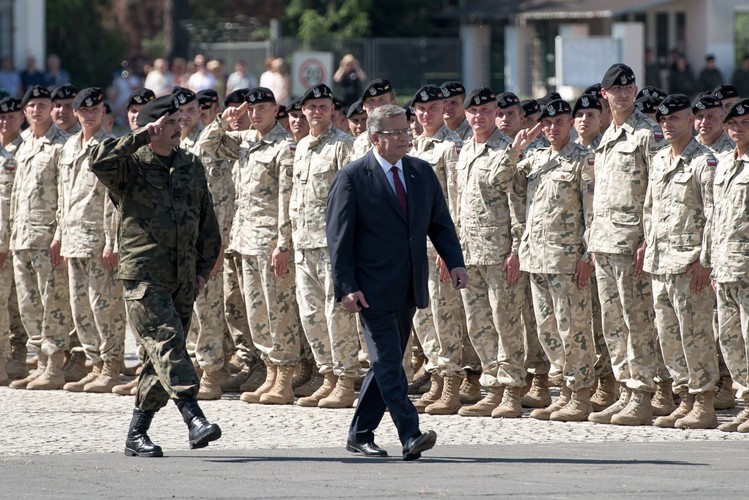 Prezydent Bronisław Komorowski i gen. Jarosław Mika uczestniczą w uroczystościach powitania XIV zmiany PKW Afganistan w 10. Brygadzie Kawalerii Pancernej w Świętoszowie