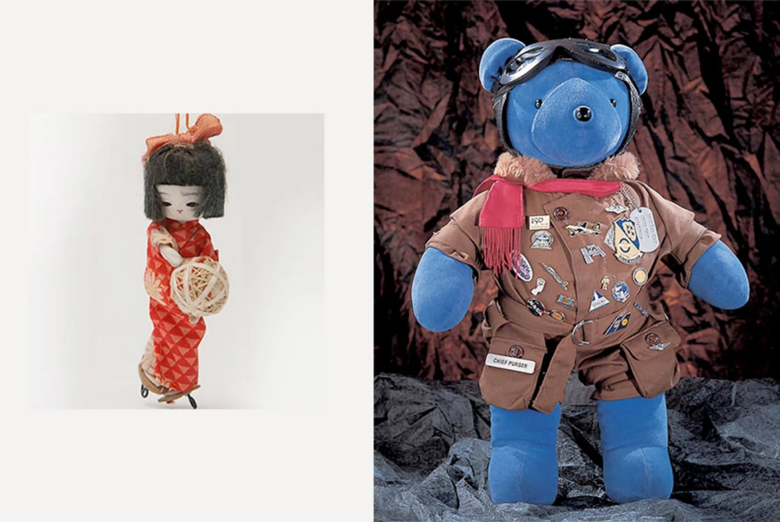 Po lewej znajduje się lalka, którą Gagarin otrzymał w Japonii, a po prawej widać "Magellan T. Bear", pierwszego misia pluszowego wysłanego w kosmos