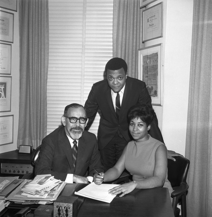Aretha Franklin, jej mąż i menedżer Ted White oraz Jerry Wexler podczas podpisywania kontraktu z Atlantic Records w 1966 r.