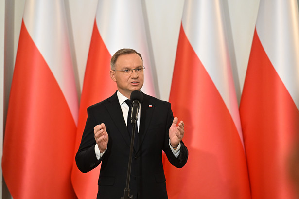 Prezydent Andrzej Duda przemawia podczas uroczystości wręczenia odznaczeń państwowych medalistom igrzysk olimpijskich w Paryżu i ich trenerom w Pałacu Prezydenckim w Warszawie