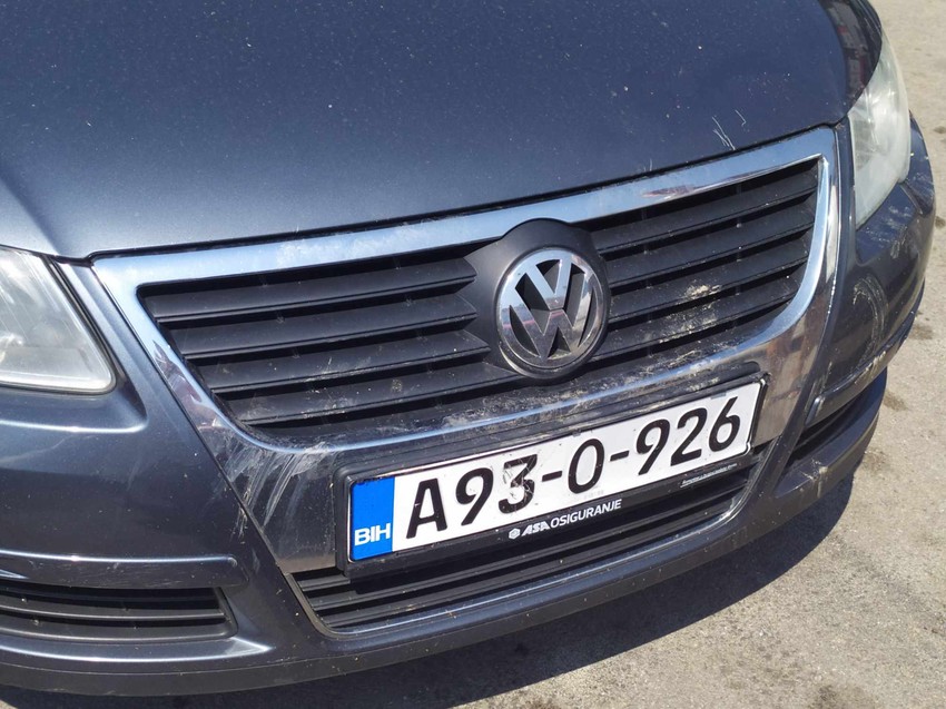 Pitbul oštetio auto