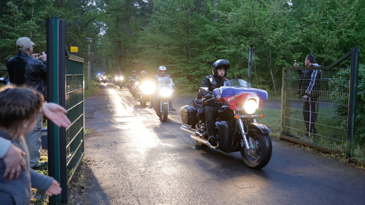 Członkowie klubu motocyklowego Nocne Wilki złożyli hołd żołnierzom Armii Czerwonej w Warszawie. Kwiaty na pomniku przy ul. Żwirki i Wigury złożyło ok. 30 motocyklistów — podała rosyjska agencja TASS. Tymczasem wcześniej Straż Graniczna informowała, że przejście graniczne w Terespolu przekroczyło dziś dwóch Polaków mających oznakowania klubu motocyklowego Nocne Wilki. Ze względów bezpieczeństwa nie wpuszczono trzech innych uczestników grupy.