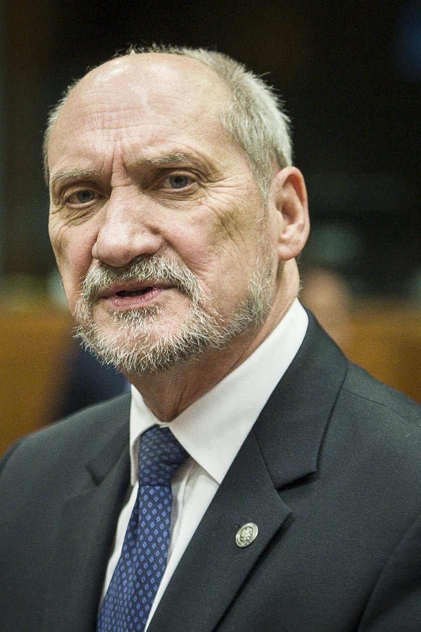 Macierewicz chce zabijać pancernymi długopisami?!