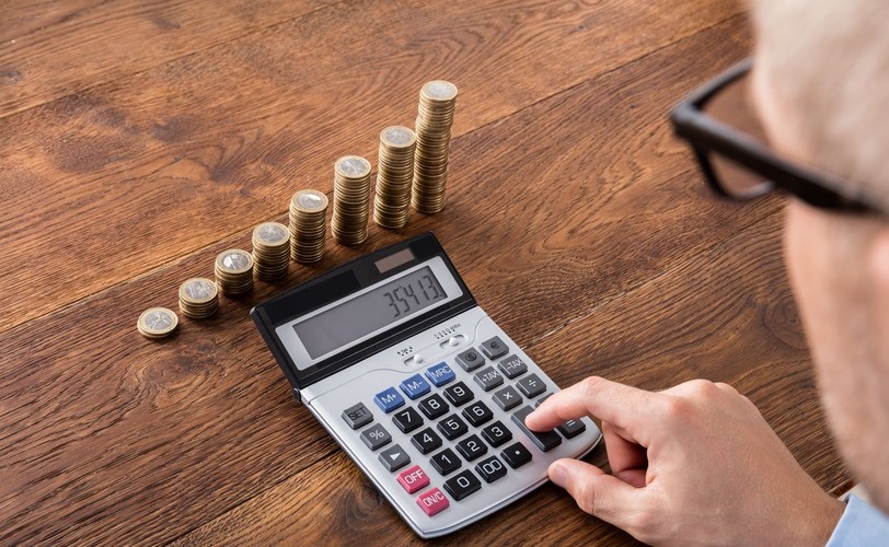 <b>Najniższa emerytura i renta</b>
<br>
<br>
Od 1 marca 2017 roku wysokość najniższej emerytury (pod warunkiem posiadania odpowiedniego stażu pracy), renty z tytułu całkowitej niezdolności do pracy i renty rodzinnej została podniesiona z kwoty 882,56 zł do kwoty 1000 zł, wysokość renty z tytułu częściowej niezdolności do pracy - z kwoty 676,75 zł do kwoty 750 zł, a renty socjalnej - z kwoty 741,35 zł do 840 zł. O  kolejnych podwyżkach nie ma na razie mowy, natomiast pojawiły się informacje o wprowadzeniu 500 plus dla seniorów. <a  href=