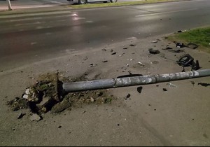 Taksista autom oborio semafor u Novom Sadu