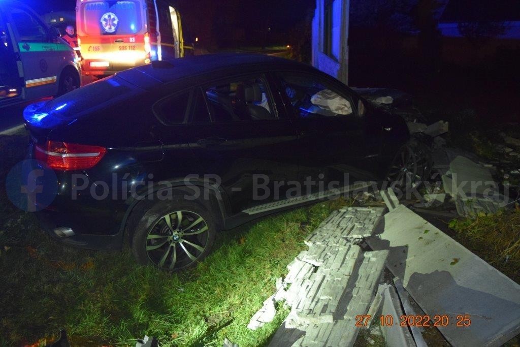Vodič s viac ako troma promile preletel v Bratislave cez kruhový objazd.