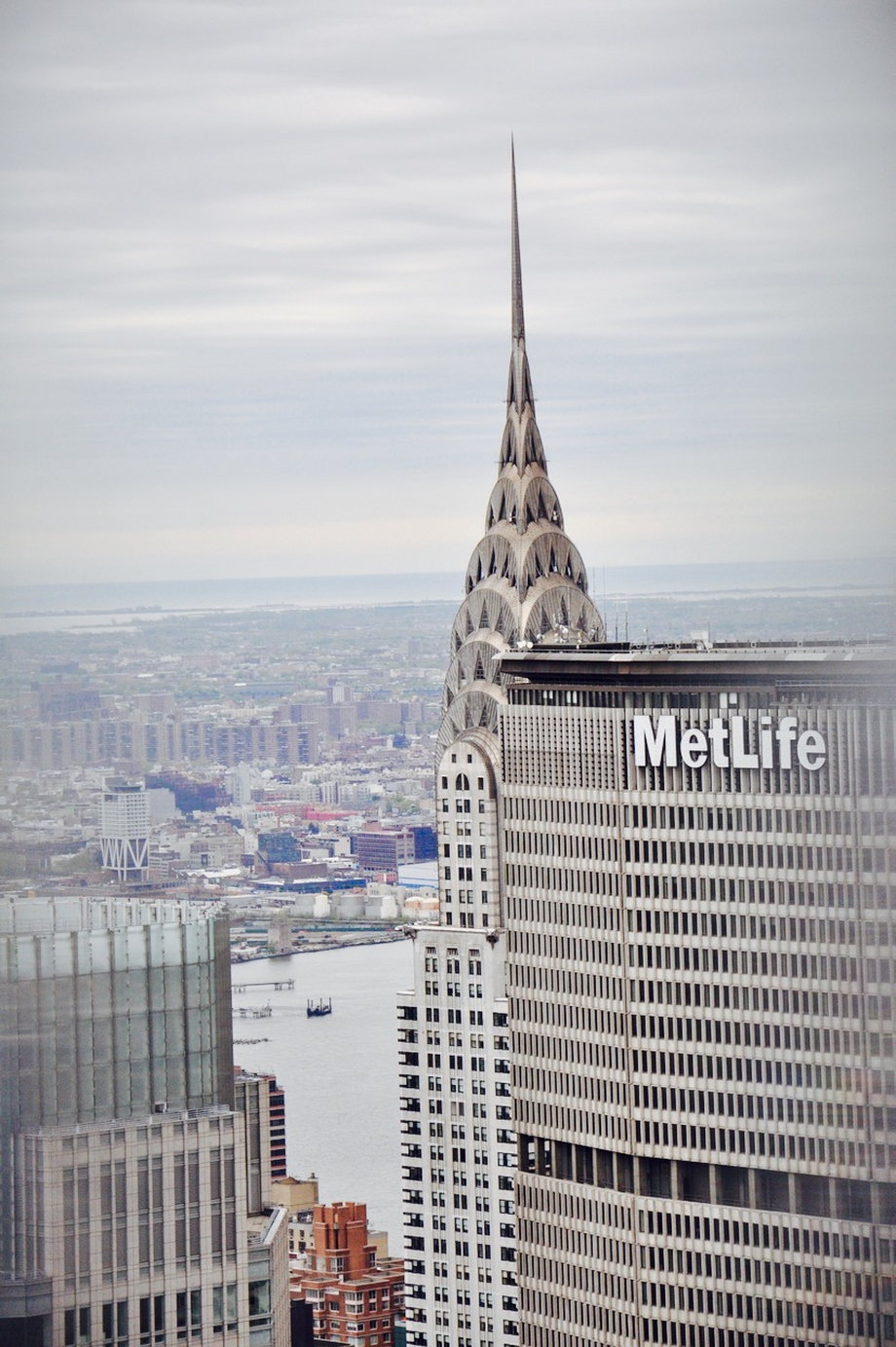 Kolejnym z symboli Nowego Jorku jest też Chrysler Building, otwarty w 1930 roku. Mierzy 319 metrów, ma 77 pięter. Przez rok był najwyższym budynkiem świata. 