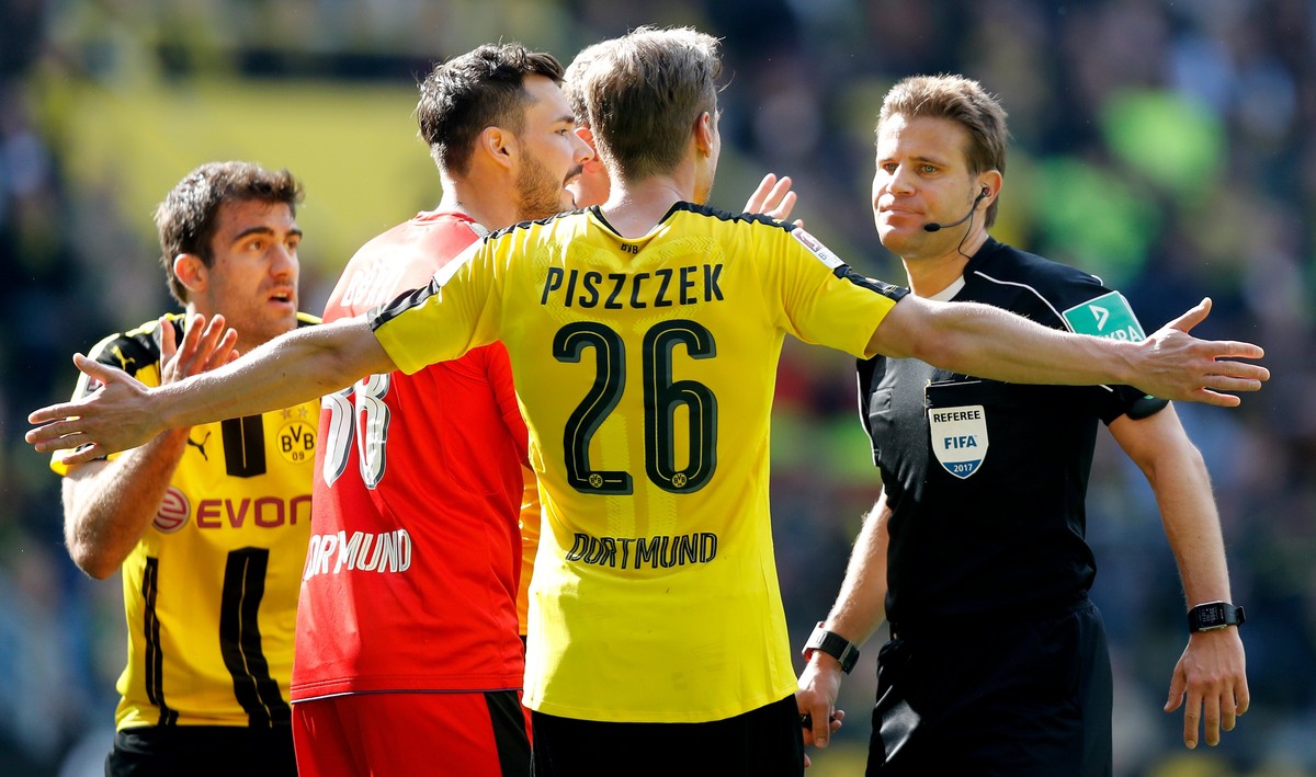 Liga niemiecka: Nieudany dzień sędziego Brycha. Pomógł wygrać ekipie Łukasza Piszczka