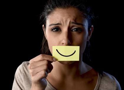 5 jel, ami a mosoly mögött megbújó depresszióra utal című cikk nyitóképe