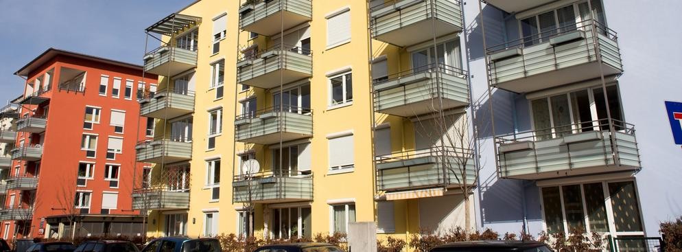 <strong>Poziom naruszeń nadal wysoki</strong><br /><br />

Zjawisko to należy uznać za niepokojące również z uwagi na fakt, iż pomimo kolejnej kompleksowej kontroli branży oraz zintensyfikowanych działań podejmowanych przez Prezesa UOKiK na przestrzeni kilku ostatnich lat, poziom tego rodzaju naruszeń jest ciągle bardzo wysoki.<br /><br />

 Deweloperzy nadal zamieszczają w stosowanych przez nich w obrocie konsumenckim wzorcach umów postanowienia, których treść jest tożsama z treścią klauzul abuzywnych wpisanych do rejestru.<br /><br />