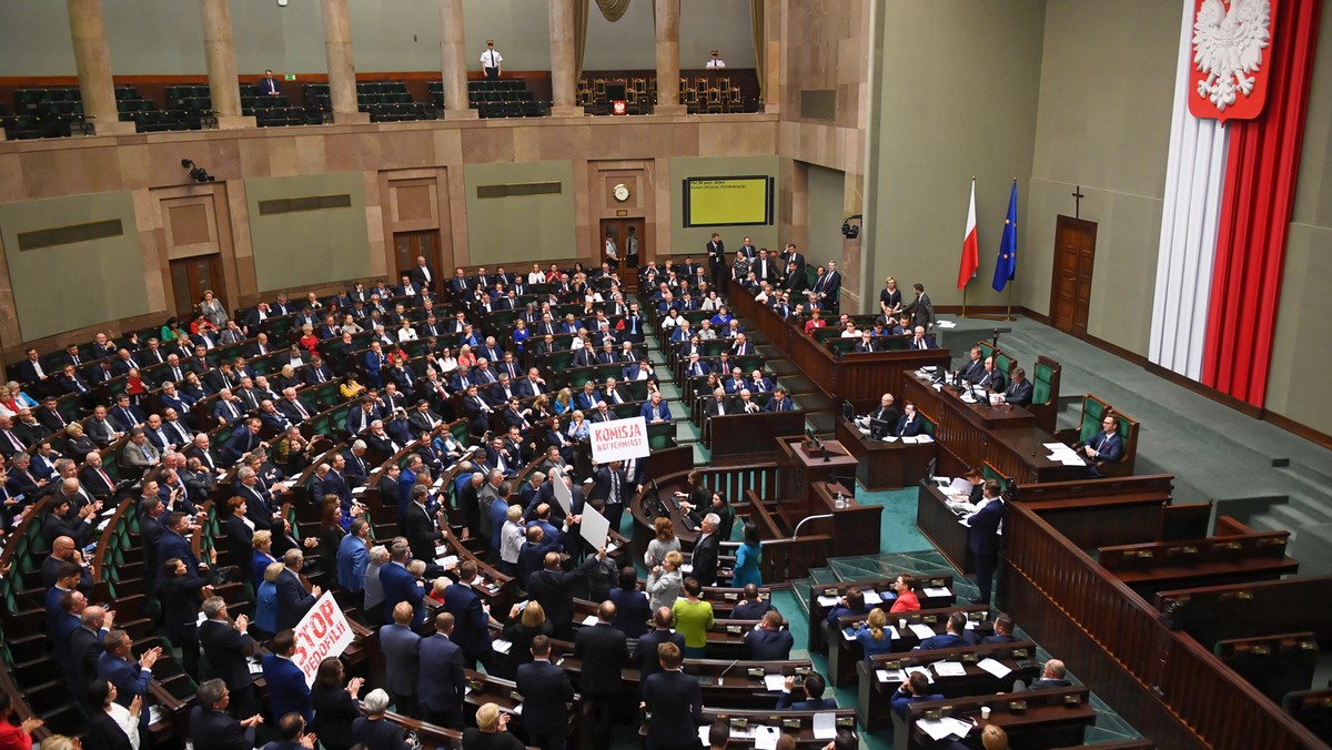 Sejm przyjął w czwartek wszystkie poprawki Senatu do noweli ustawy o transporcie drogowym, tzw. "lex Uber". Dotyczyły one m.in. kwestii przyznawania licencji. Nowe prawo ma uporządkować rynek usług taksówkowych i zlikwidować szarą strefę w przewozie osób.