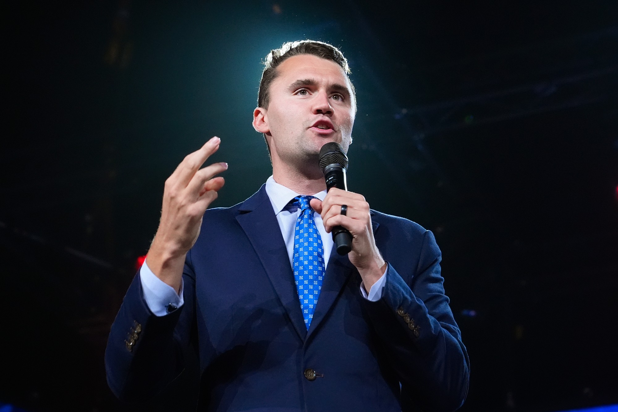 Americký pravicový mládežnícky aktivista Charlie Kirk († 31).