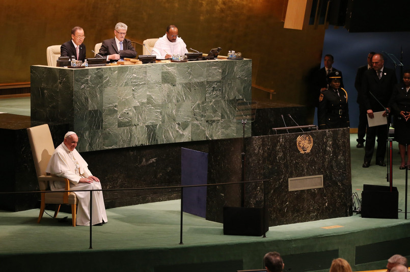 Na początku swojego przemówienia papież podziękował sekretarzowi generalnemu ONZ Ban Ki-moonowi za zaproszenie go na doroczną sesję. Franciszek pozdrowił też reprezentantów poszczególnych krajów i ludność państw członkowskich tej organizacji.