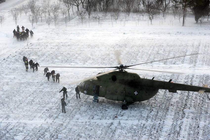 Vojni helikopteri u akciji spasavanja zavejanih građana