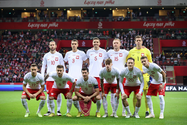Zawodnicy reprezentacji Polski pozują do zdjęcia przed meczem grupy A4 piłkarskiej Ligi Narodów z Holandią w Warszawie