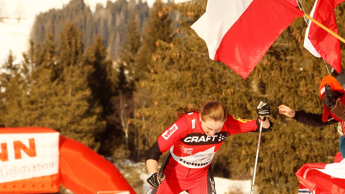 Justyna Kowalczyk po raz trzeci z rzędu wygrała Tour de Ski. Polka potwierdziła tym samym, że jest wielką zawodniczką. Tego osiągnięcia długo jeszcze nie poprawi żadna inna biegaczka. Kowalczyk jest jedyną zawodniczką, która startowała we wszystkich edycjach Tour de Ski. Nie zawsze ta impreza kończyła się tak radośnie dla biegaczki z Kasiny Wielkiej.