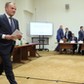 Donald Tusk podczas przerwy w trakcie przesłuchania przez sejmową komisję śledczą ds. Amber Gold w 2018r.