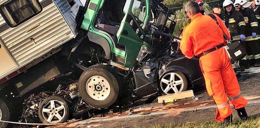 Auto wbiło się w ciężarówkę! Nie żyje kierowca!