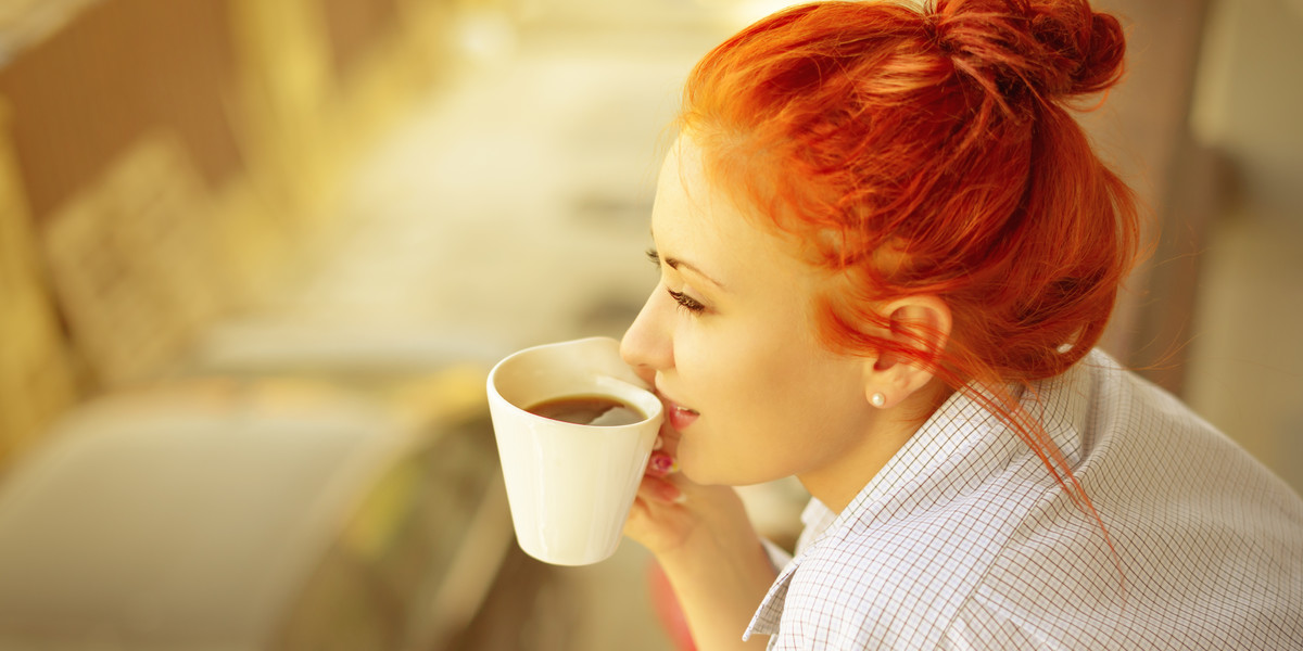 Kobieta pijąca kawę