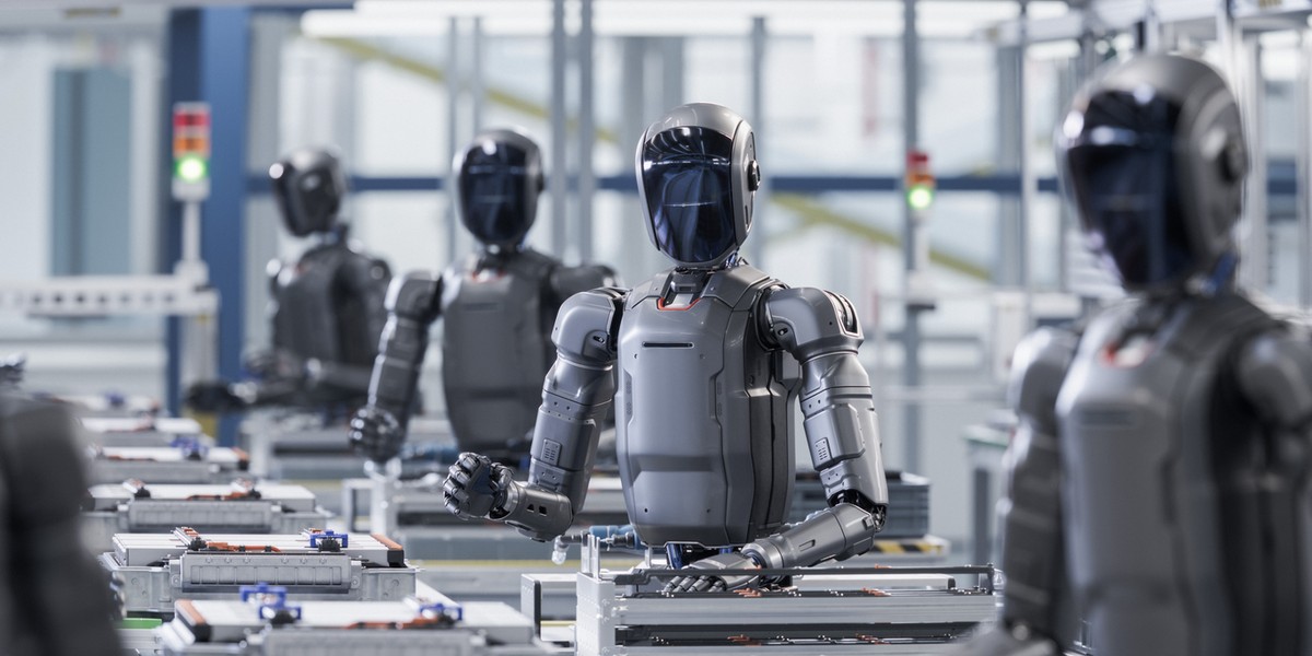 Humanoidalne roboty przy taśmie produkcyjnej (zdj. ilustracyjne)