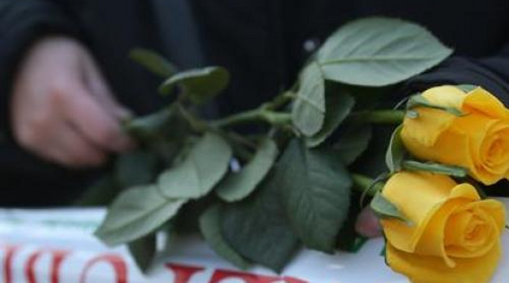 Több ezer sárga rózsával búcsúztak Cipőtől
