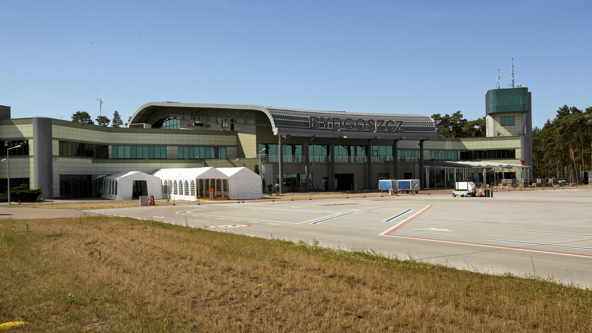 Parking lotnisko Bydgoszcz - Bydgoszcz Airport dysponuje parkingiem dla pasażerów na 258 samochodów. Przedstawiamy informacje, gdzie zaparkować na lotnisku w Bydgoszczy i jakie są ceny parkingów.