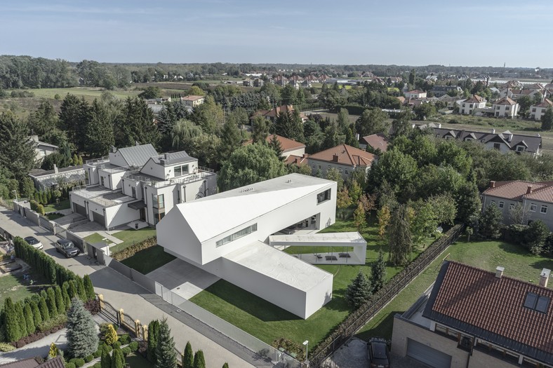 Dom Kwadrantowy na tle sąsiedniej zabudowy