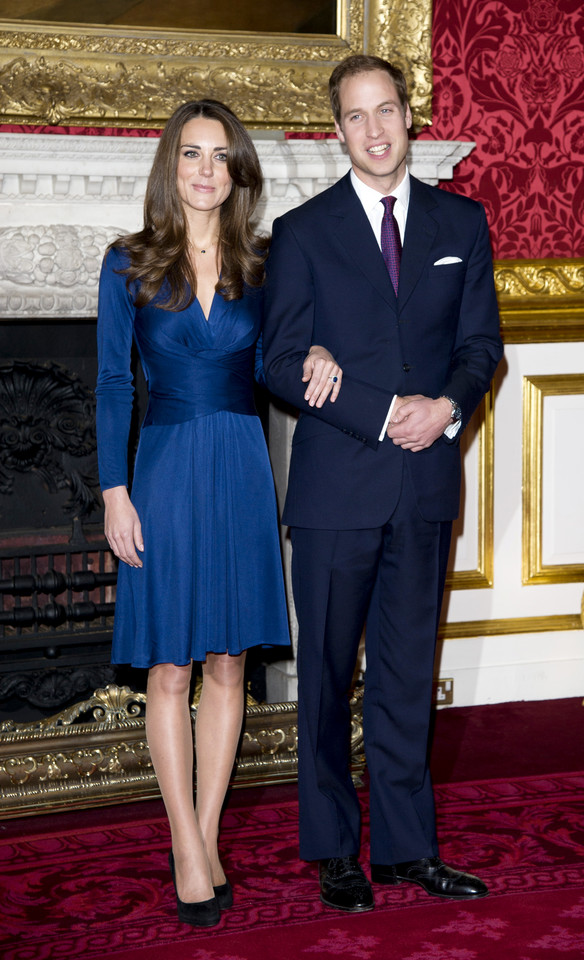 Kate Middleton i książę William podczas oficjalnego ogłoszenia zaręczyn w 2010 r.