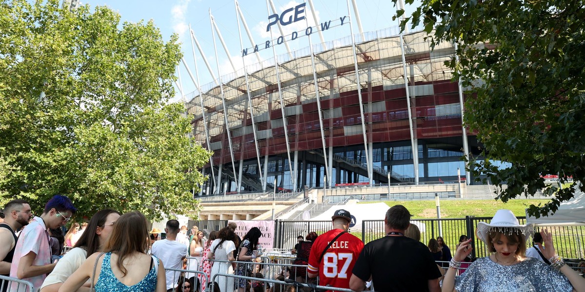 Tłum fanów pod Stadionem Narodowym przed koncertem Taylor Swift.