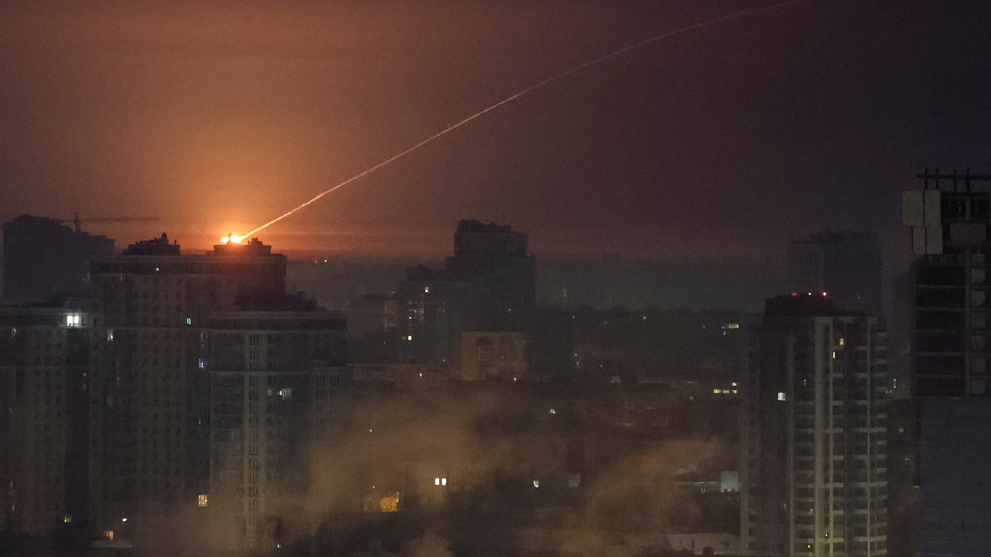 Ruský raketový a dronový útok v Kyjeve