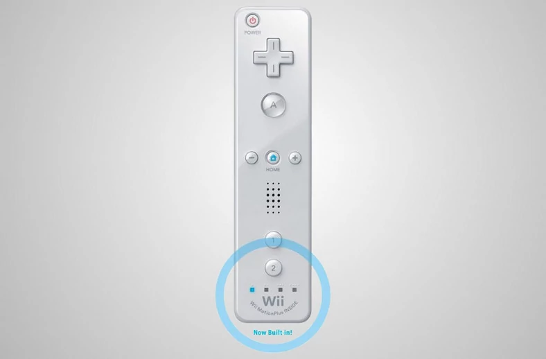 Kupując Wii Remote, wybierzmy wersję z wbudowaną technologią Motion Plus. Takie modele poznamy po napisie na dole obudowy