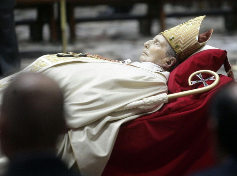 Na pogrzeb nie przyjedzie papież Benedykt XVI. Kardynał był cenionym intelektualistą Kościoła, zwolennikiem reform.Watykan ogłosił, że reprezentantem Benedykta XVI na uroczystościach będzie archiprezbiter bazyliki świętego Piotra kardynał Angelo Comastri, który odczyta nad trumną papieskie przesłanie