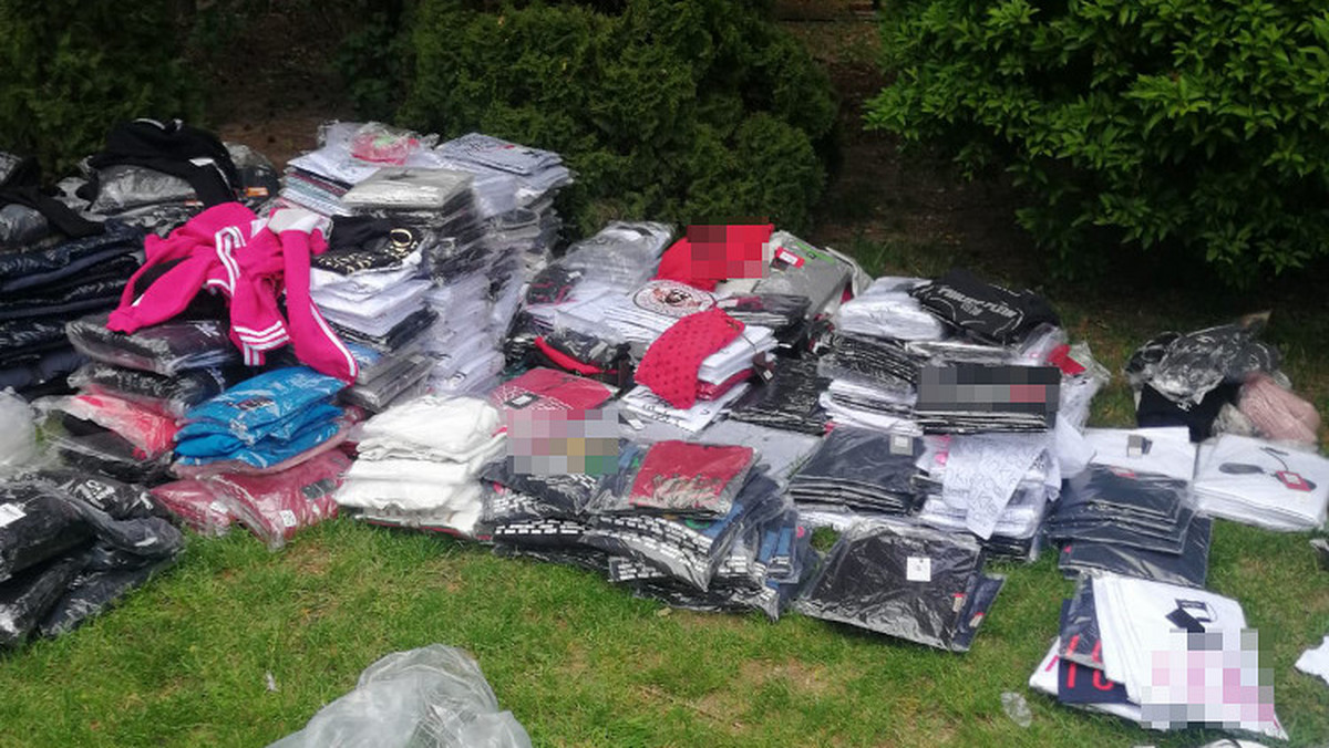 Mazowsze: służby przechwyciły dwa tys. sztuk podrabianej odzieży za milion zł